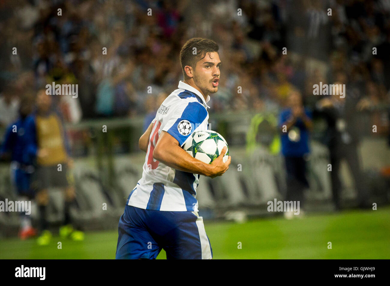 Porto, Portugal. 17th Aug, 2016. FC Porto player André Silva score the  second goal by penalty during the UEFA Champions League 2016/17 play-offs  !st leg match between FC Porto and AC Roma,