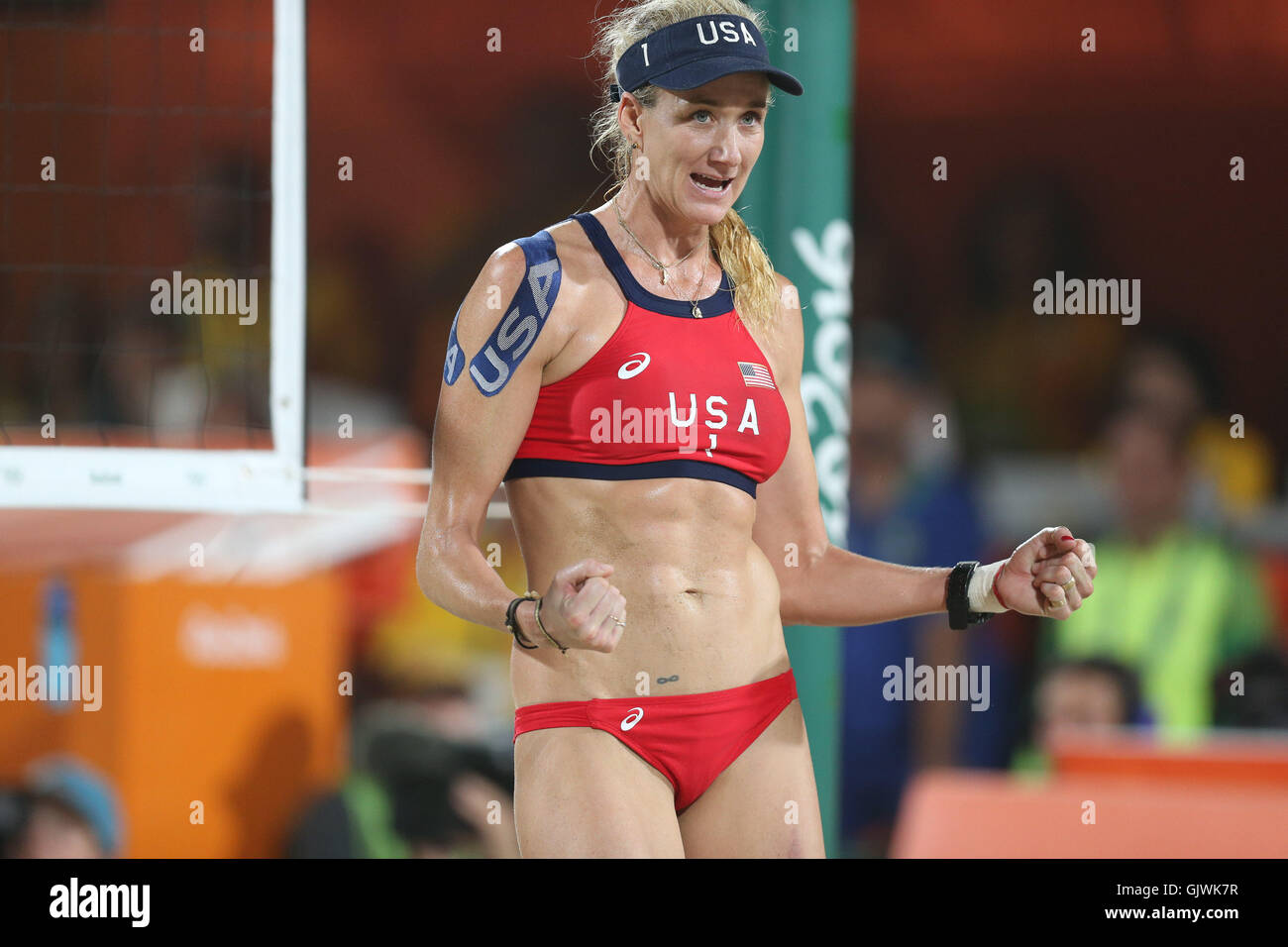 Rio De Janeiro, Rio de Janeiro, Brazil. 17th Aug, 2016. RJ - OLYMPICS/BEACH VOLLEY - SPORTS - dispute the match between Brazil's Larissa França and Talita Antunes against American Kerri Walsh-Jennings and April Ross in a match valid for the decision of Volleyball Bronze medal Women Beach in Rio 2016 in Beach Volleyball Arena Copacabana in Rio de Janeiro on Wednesday Credit:  Geraldo Bubniak/ZUMA Wire/Alamy Live News Stock Photo