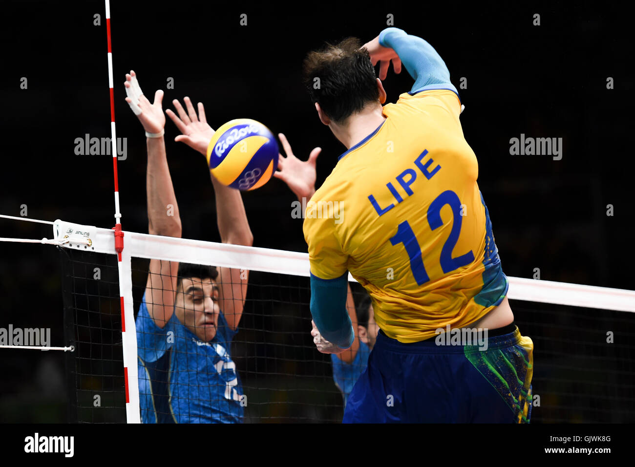 Rio de Janeiro, Brazil. 17th Aug, 2016. RIO DE JANEIRO, RJ - 17.08.2016: 2016 VOLLEYBALL OLYMPICS - Bruno LIMA (ARG) and Luiz Felipe FONTELES (BRA) in the match Brazil (BRA) x Argentina (ARG) during the Volleyball Rio Olympics 2016 held in Maracanãzinho. Credit:  Foto Arena LTDA/Alamy Live News Stock Photo