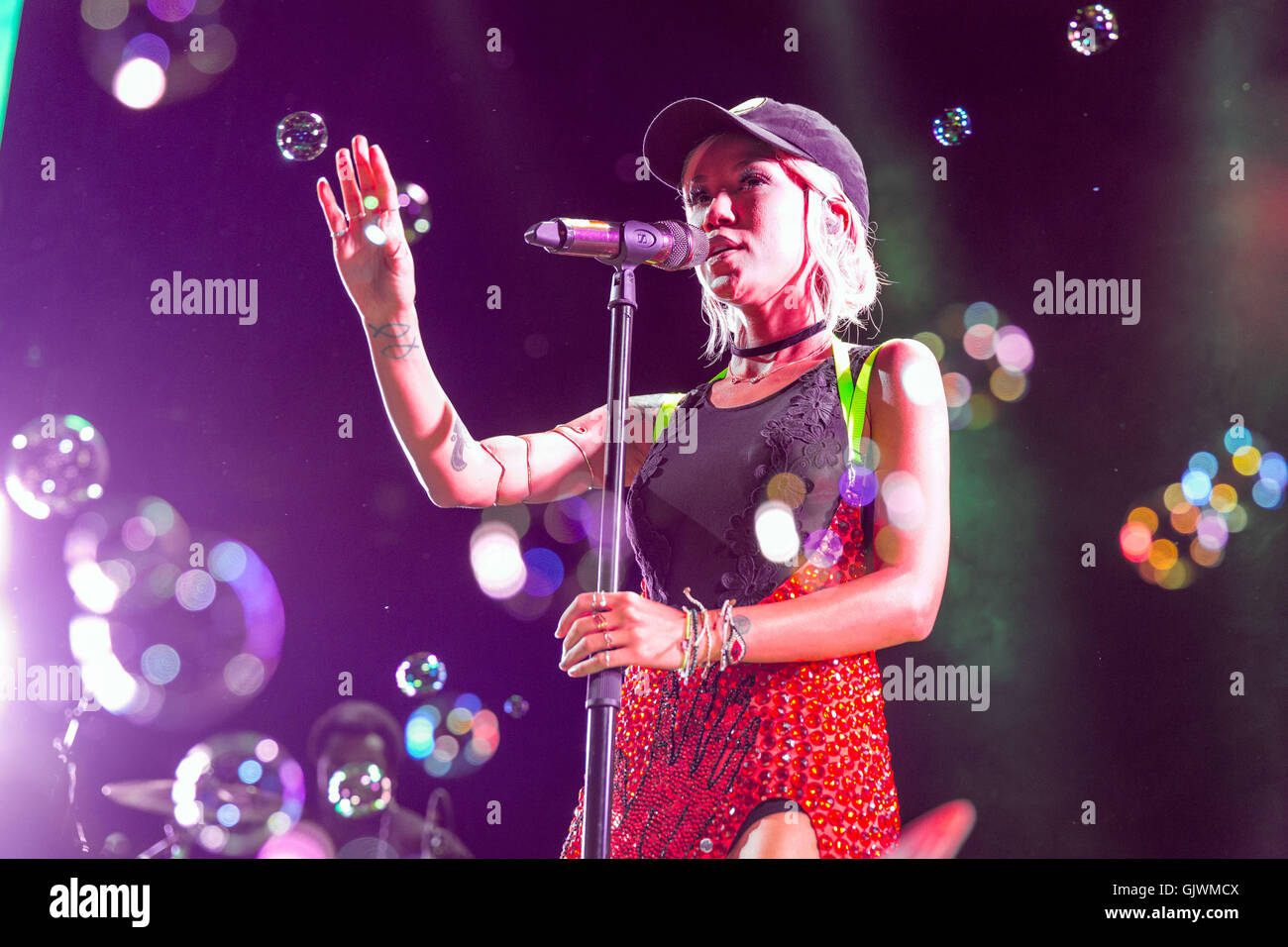 Tinley Park, Illinois, USA. 16th Aug, 2016. Singer JHENE AIKO performs ...