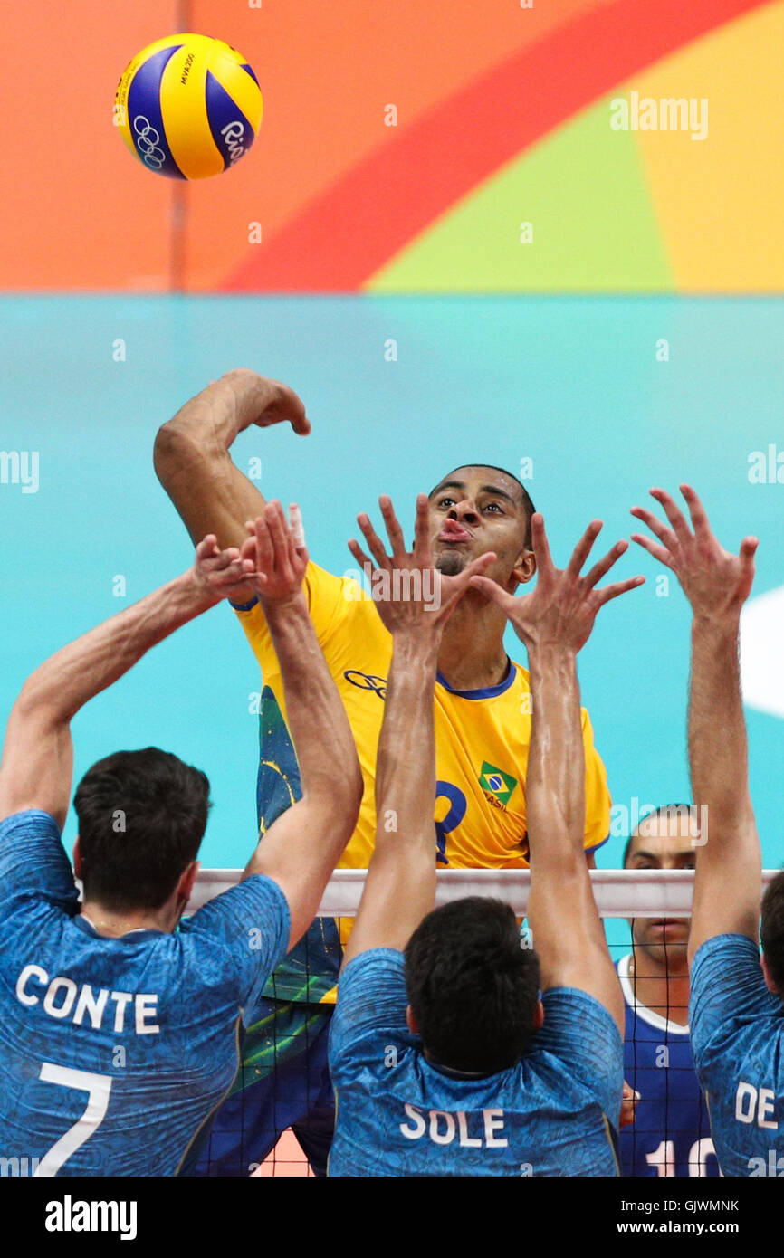 Rio De Janeiro, Brazil. 17th Aug, 2016. Brazil's Eder Carbonera (top) spikes the ball during the men's quarterfinal of Volleyball between Brazil and Argentina at the 2016 Rio Olympic Games in Rio de Janeiro, Brazil, on Aug. 17, 2016. Brazil won 3-1. Credit:  Zheng Huansong/Xinhua/Alamy Live News Stock Photo
