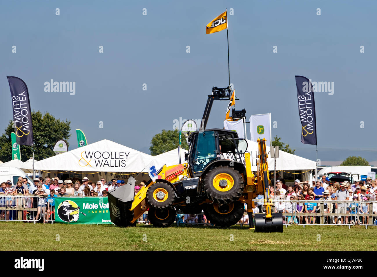 Gillingham & Shaftesbury Agricultural Show, Motcombe Turnpike Showground, Dorset, UK.17th August 2016. A JCB 3CX Digger from the Diggerland Dancing Digger Stunt Team entertains the crowd on a hot summers day at the Gillingham & Shaftesbury Agricultural Show Credit:  Andrew Harker/Alamy Live News Stock Photo