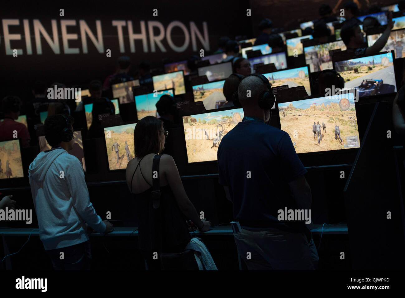 Cologne, Germany. 18th Aug, 2016. Visitors playing the game Final Fantasy XV at the Gamescom gaming convention in Cologne, Germany, 18 August 2016. The Gamescom gaming convention runs from 17-21 August 2016. PHOTO: MARIUS BECKER/DPA/Alamy Live News Stock Photo