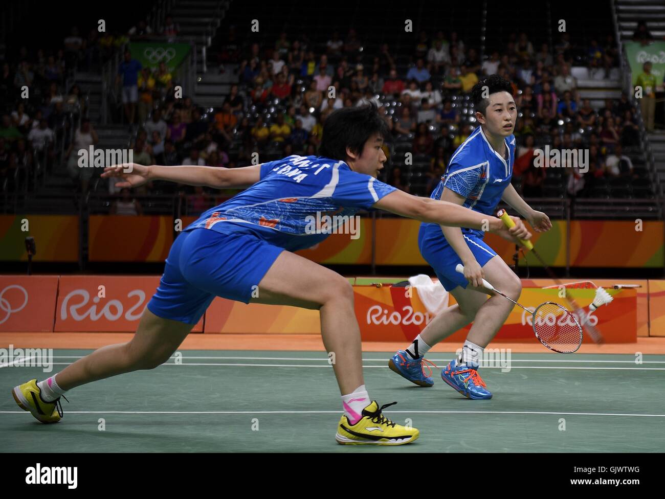 Rio De Janeiro, Brazil. 18th Aug, 2016. China's Tang Yuanting and Yu Yang (R) compete during the women's doubles badminton bronze medal match between China's Tang Yuanting and Yu Yang and South Korea's Jung Kyung Eun and Shin Seung Chan at the 2016 Rio Olympic Games in Rio de Janeiro, Brazil, on Aug. 18, 2016. Tang Yuanting and Yu Yang lost the match with 0:2. Credit:  Wang Peng/Xinhua/Alamy Live News Stock Photo