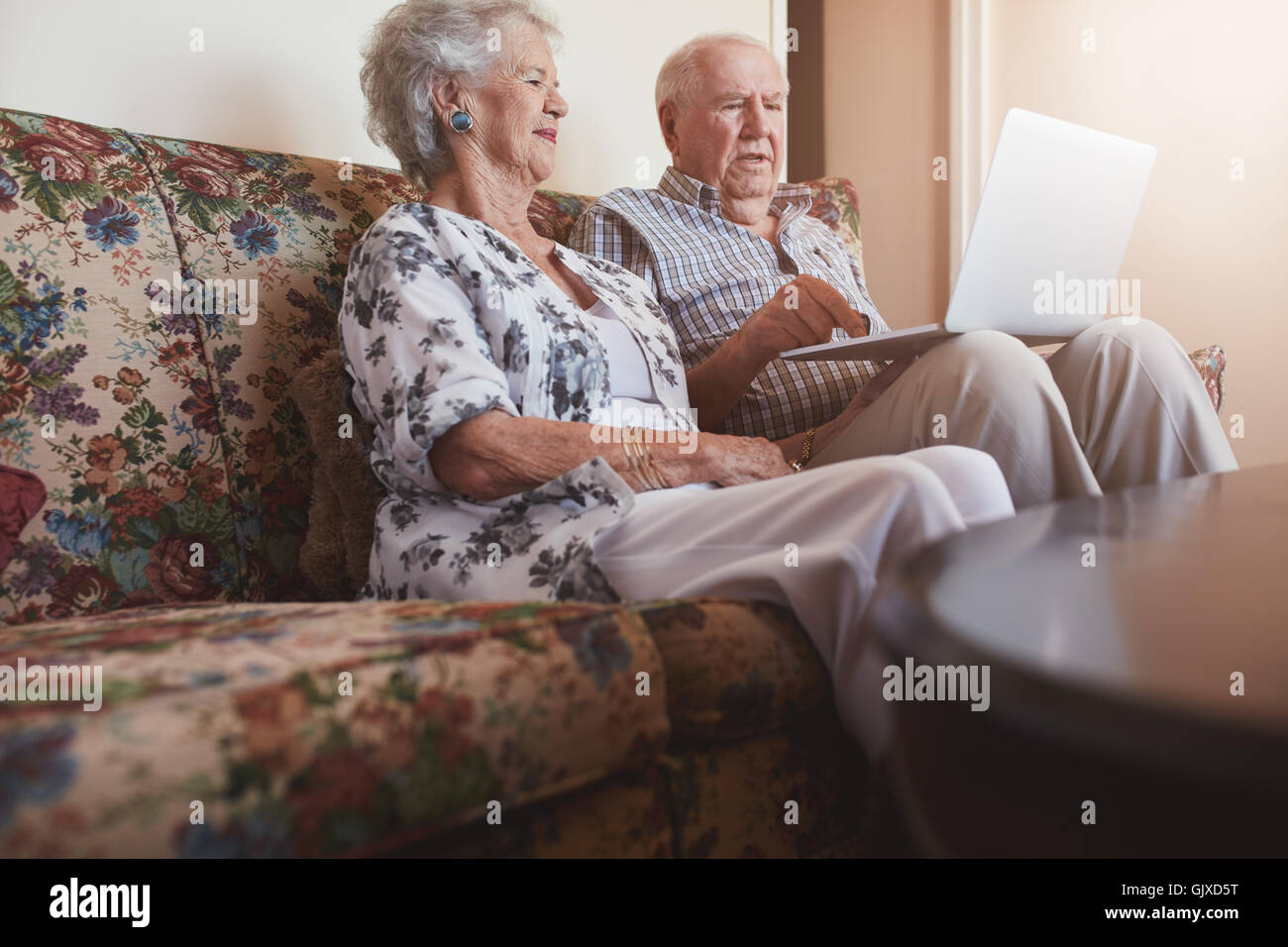 vieil homme utilisant un ordinateur portable, personnage senior