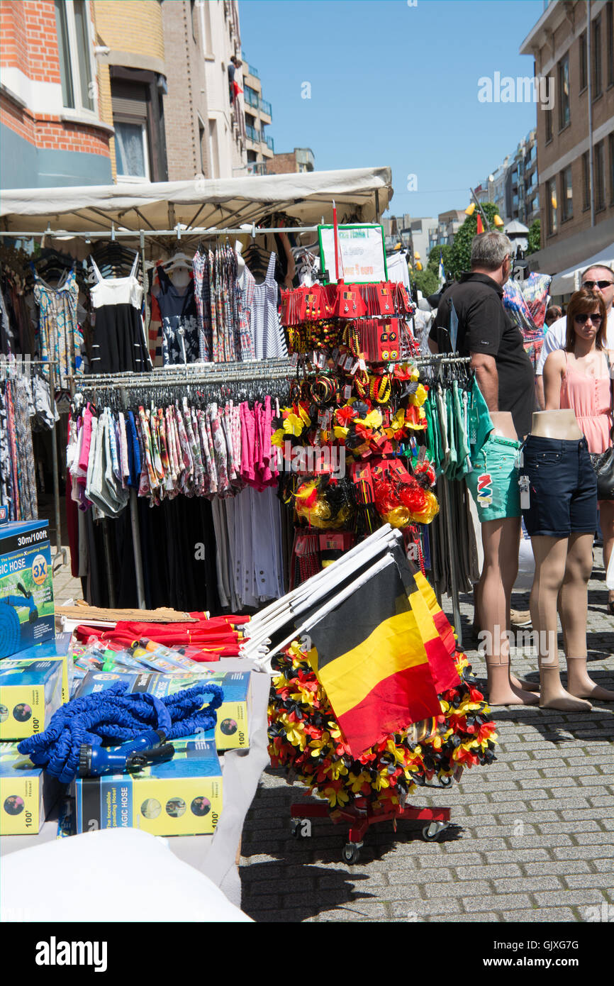 breedte Mus wit Belgian flags and souvenirs on a market stall in De Panne while the  football team was still involved in the 2016 world cup Stock Photo - Alamy