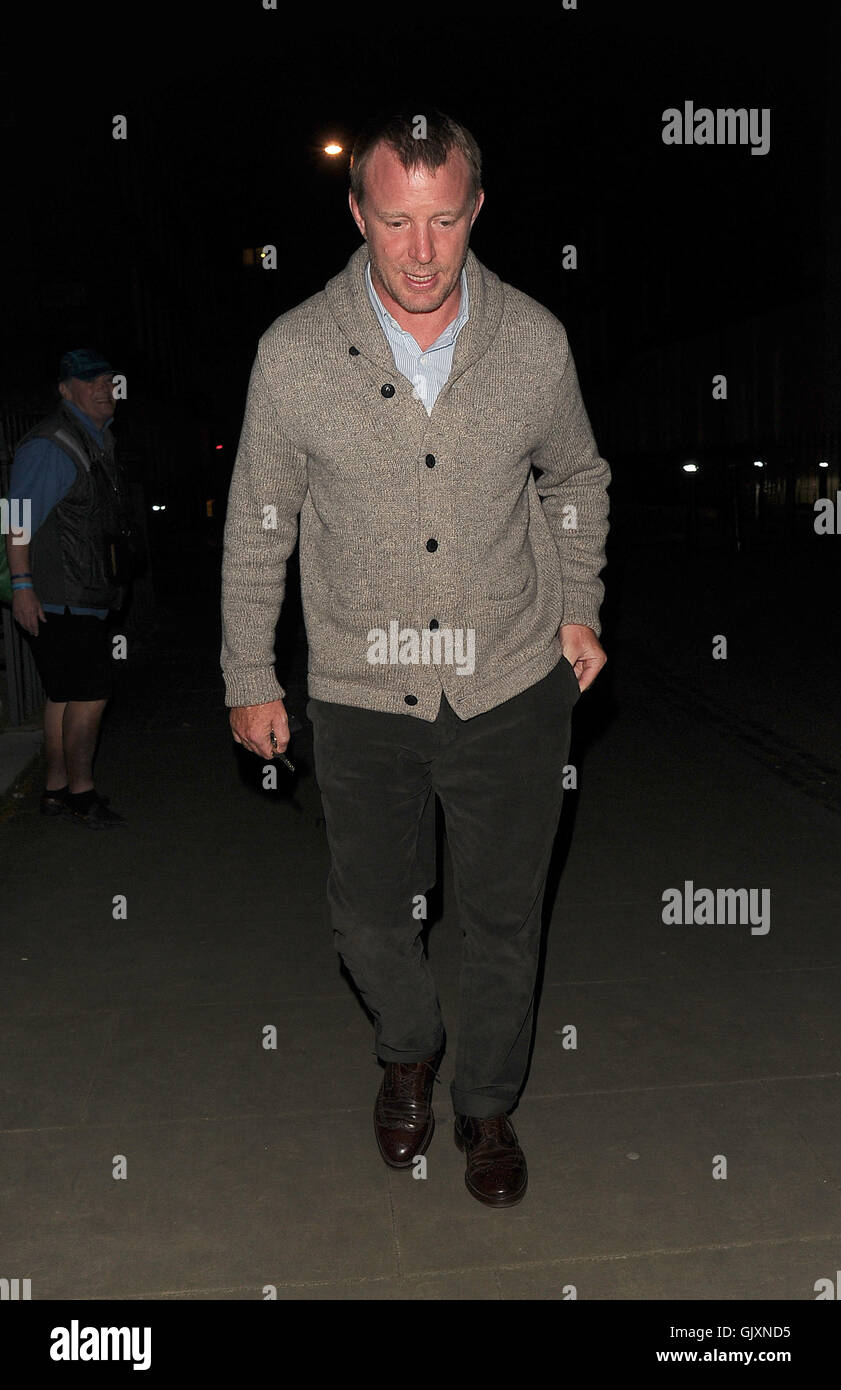 Guy Ritchie seen arriving at Madonnas London home with a bottle of wine ...