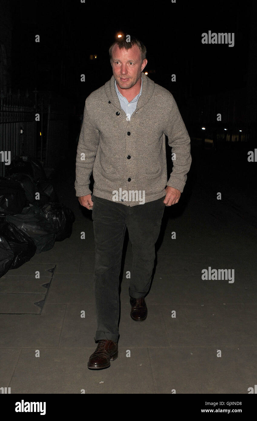 Guy Ritchie seen arriving at Madonnas London home with a bottle of wine ...