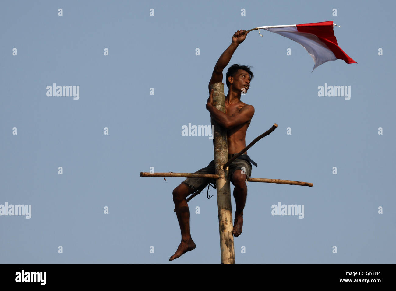 North Jakarta, Indonesia. 17th Aug, 2016. Thousands of people followed the colossal Panjat Pinang race (climbing the slipery rod of areca nut), at the Carnival Beach, Ancol in order to celebrate the 71st Independence Day of the Republic of Indonesia. Panjat Pinang is one of the famous traditional game played during the celebration of Independence Day In Indonesia, as the game was supposed to represent the spirit of struggle, patience, unity, togetherness and helping attitude. © Tubagus Aditya Irawan/Pacific Press/Alamy Live News Stock Photo