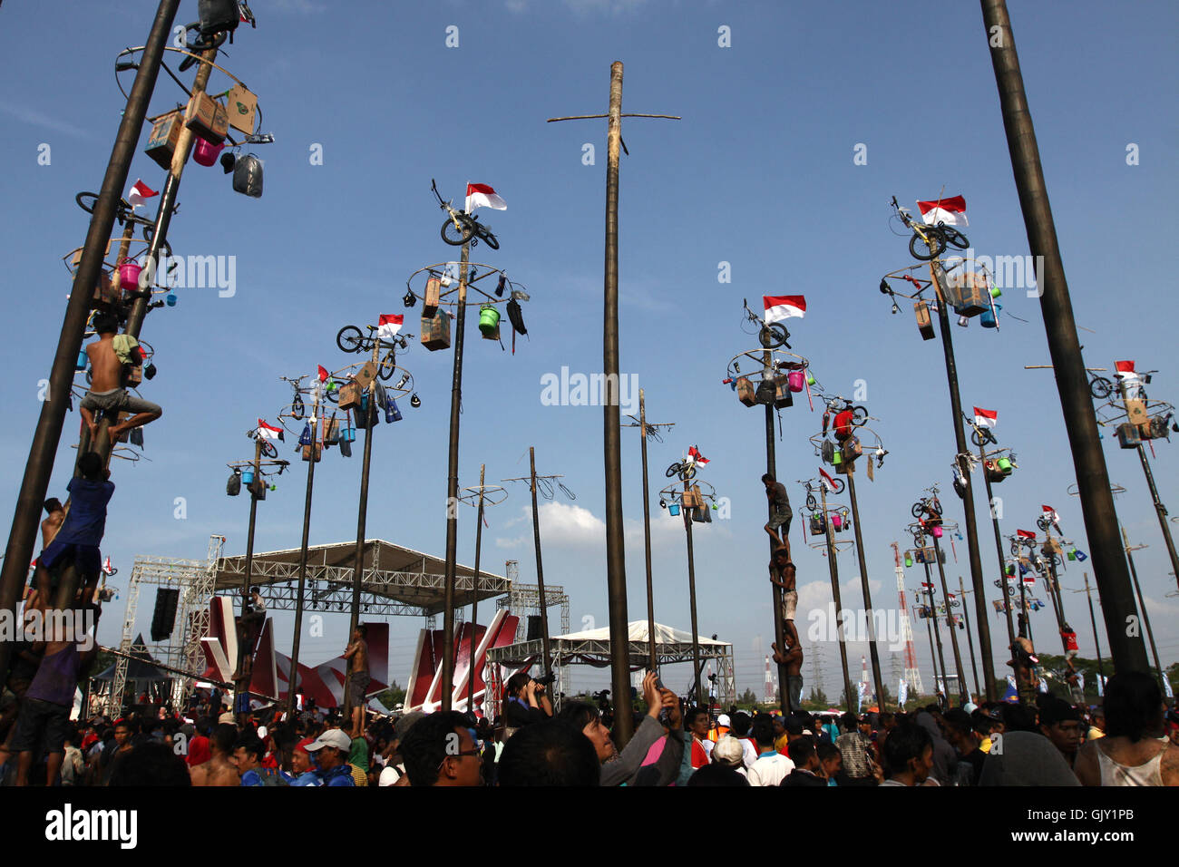 North Jakarta, Indonesia. 17th Aug, 2016. Thousands of people followed the colossal Panjat Pinang race (climbing the slipery rod of areca nut), at the Carnival Beach, Ancol in order to celebrate the 71st Independence Day of the Republic of Indonesia. Panjat Pinang is one of the famous traditional game played during the celebration of Independence Day In Indonesia, as the game was supposed to represent the spirit of struggle, patience, unity, togetherness and helping attitude. © Tubagus Aditya Irawan/Pacific Press/Alamy Live News Stock Photo