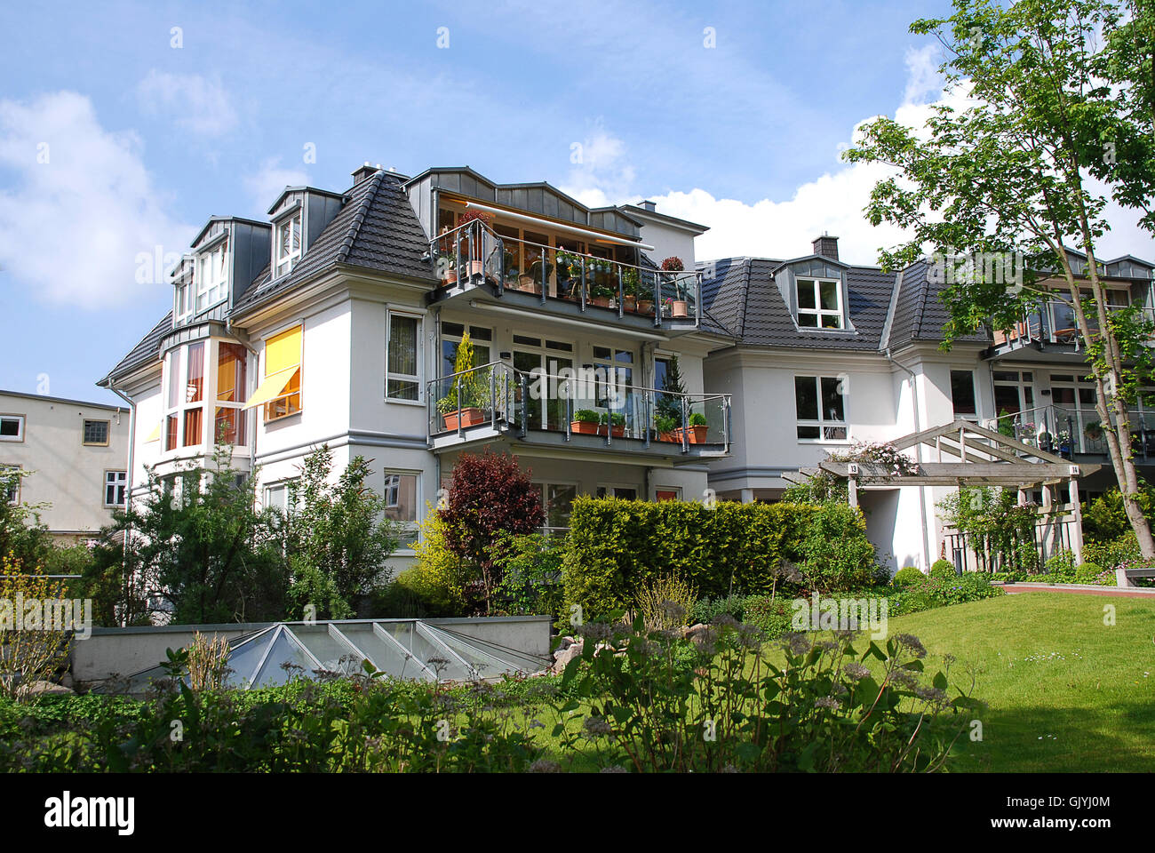 Multiple family dwelling hires stock photography and images Alamy