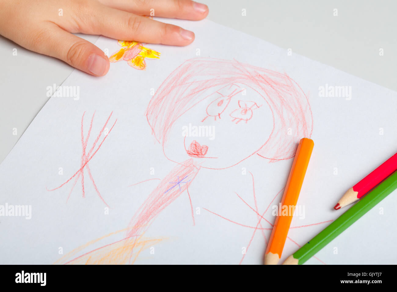 Дети рисуют карандашами на чистых листах