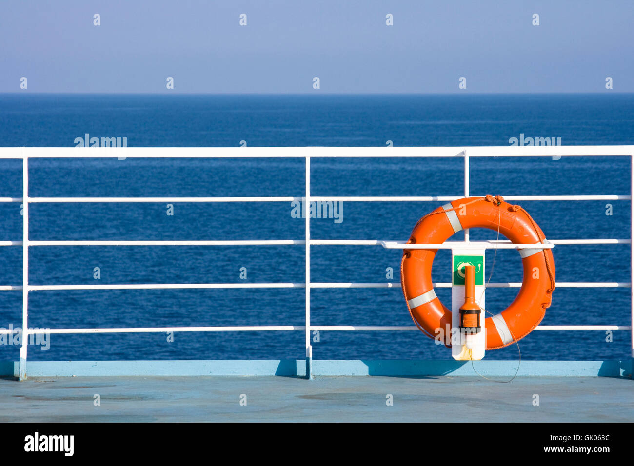 Леерное ограждение на судне. Леерное ограждение на корабле. Ограда на судне. Ограждение палубы. Леера ограждения на корабле.