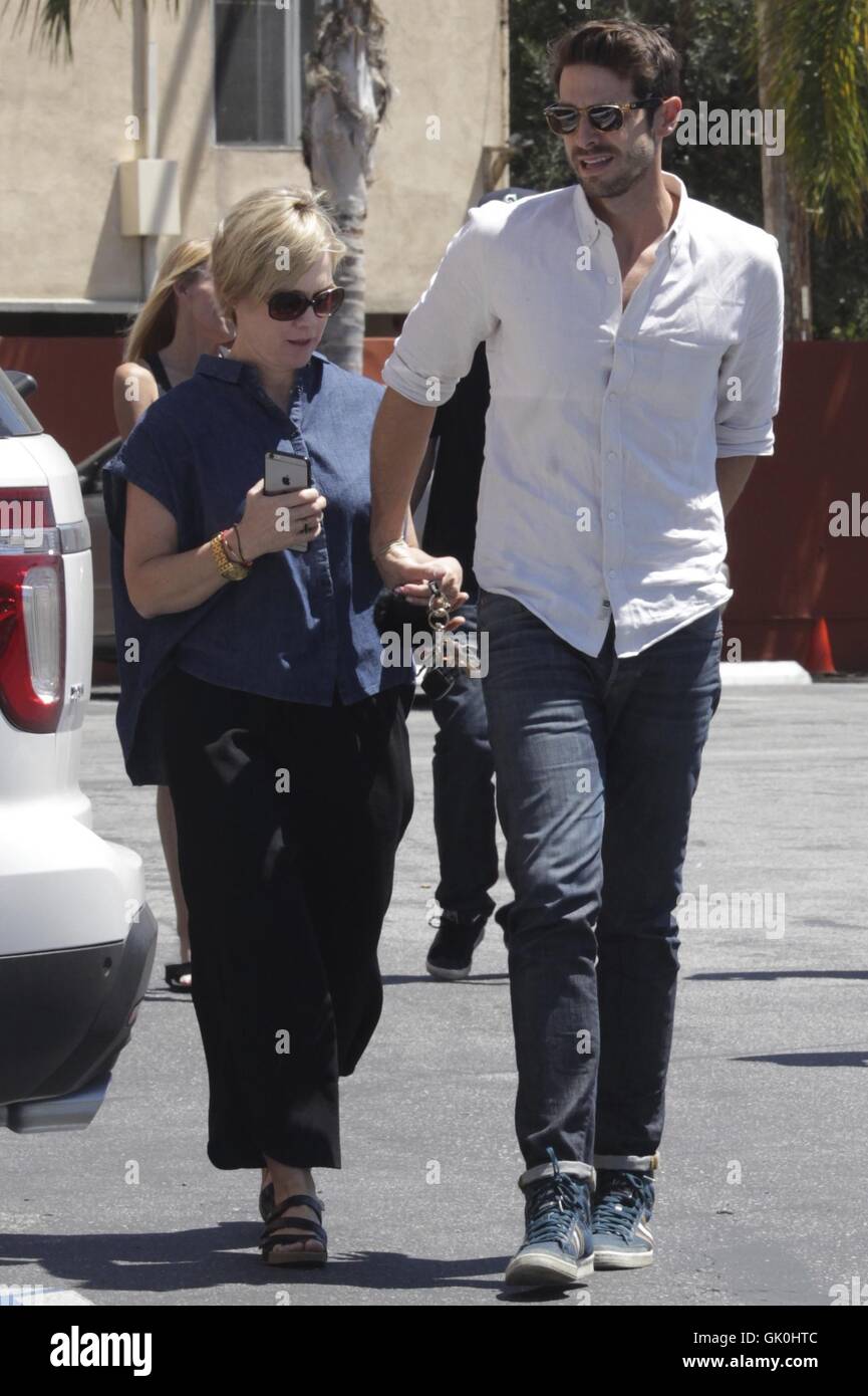 Jennie Garth and her husband Dave Abrams arrive at a Mexican restaurant