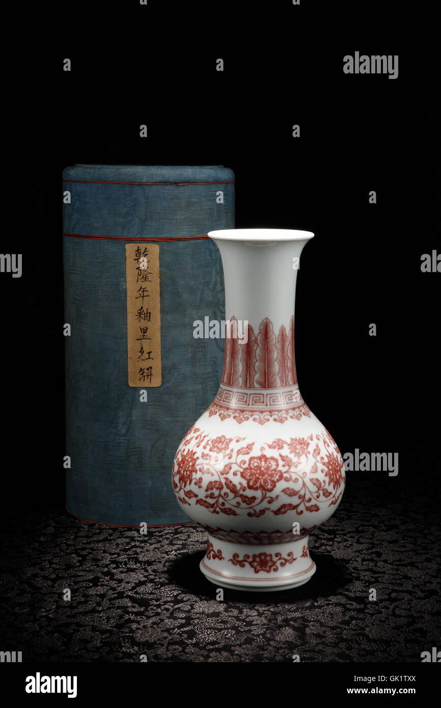 Qianlong and Red Floral Scroll flask Stock Photo