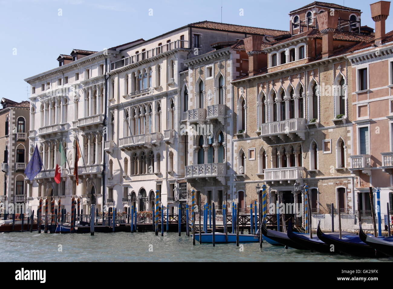 Old houses venice hi-res stock photography and images - Alamy
