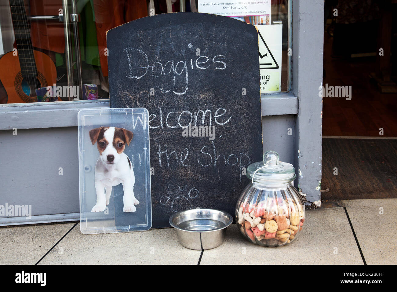 'Doggies welcome' sign outside shop in Richmond. Stock Photo