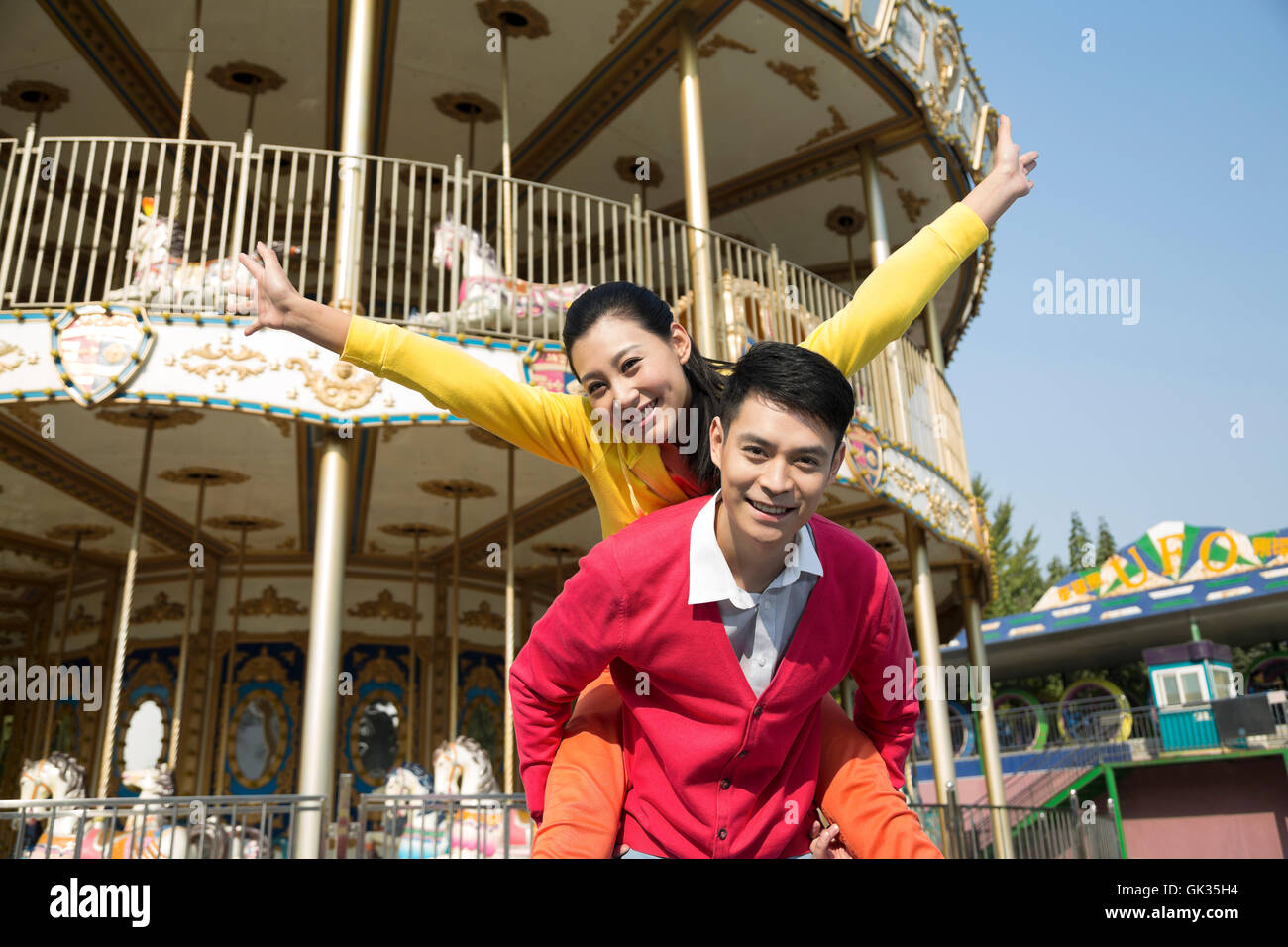 Young couple went to the amusement park Stock Photo - Alamy