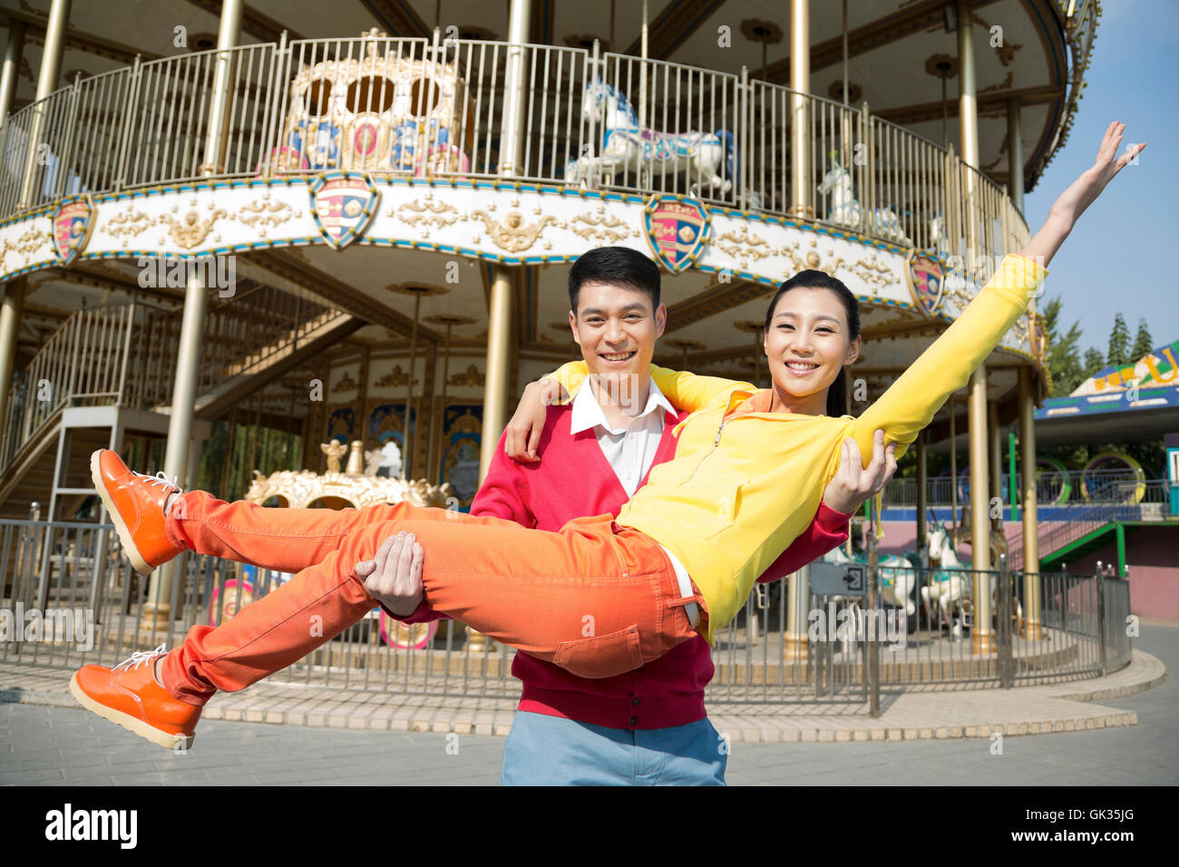 Young couple went to the amusement park Stock Photo - Alamy