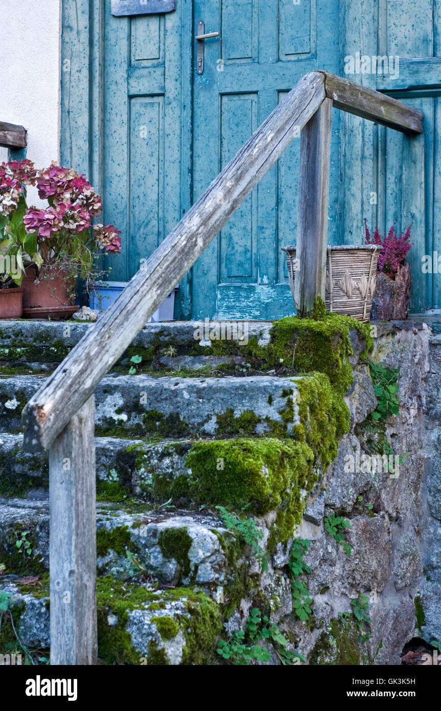 Door flowers steps entrance hi-res stock photography and images - Alamy