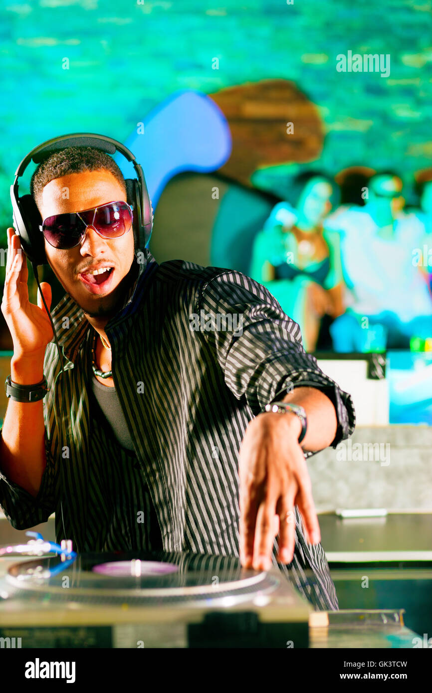 Диджей саунд. Музыкант диджей. Диджей легионер. Dj afrojack. Мужчина диджей.