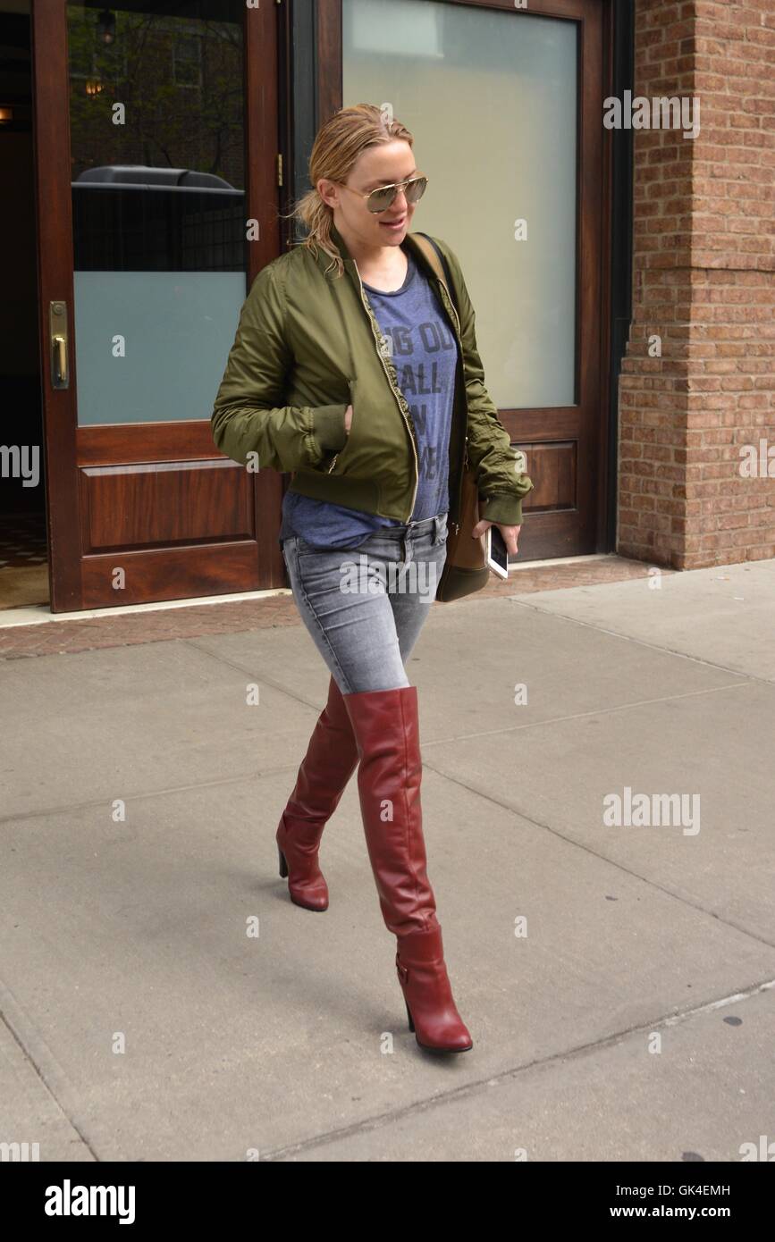 Kate Hudson in thigh high boots in New York Featuring: Kate Hudson Where:  Manhattan, New York, United States When: 02 May 2016 Stock Photo - Alamy