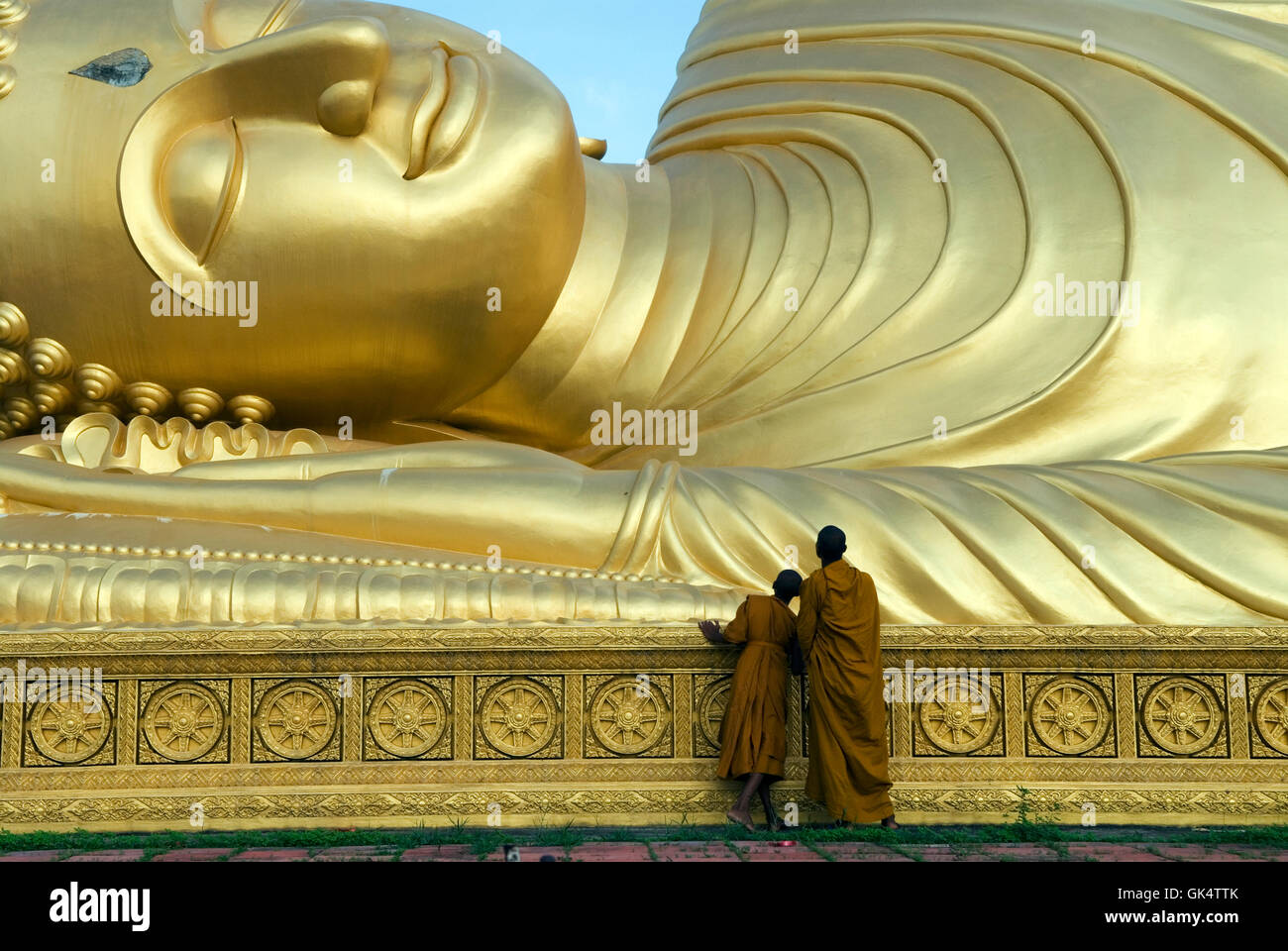 2007, Songkhla, Thailand --- Reclining Buddha at Wat Phr Norn Leam Poh --- Image by © Jeremy Horner Stock Photo