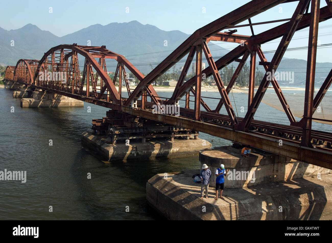 Vietnam Men Fishing Off Pylon Hi Res Stock Photography And Images Alamy