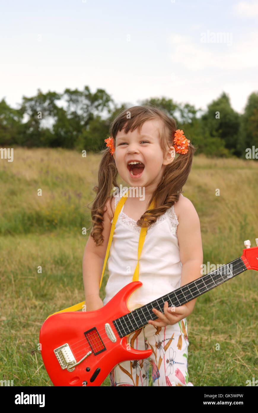 Уличный гитарист. Маленькая девочка с гитарой. Маленькая девочка гитара. Маленькая девочка с гитарой. Маленькая девочка с гитарой.