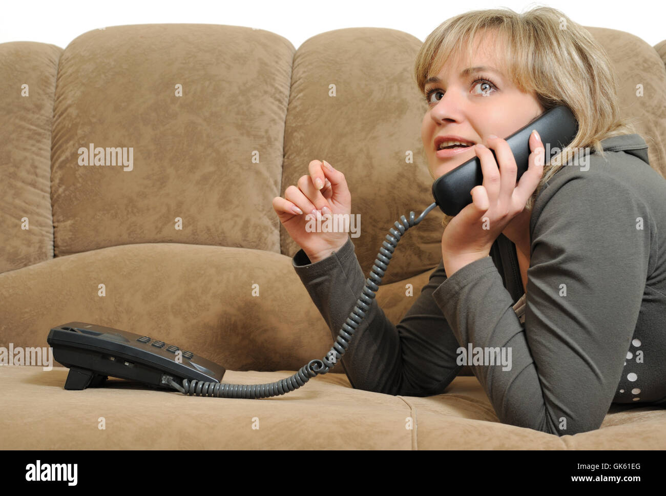 Разговор жены с мужем по телефону. Разговор по домашнему телефону. Женщина разговаривает по телефону. Долгие разговоры по домашнему телефону. Женщина на диване с телефоном.