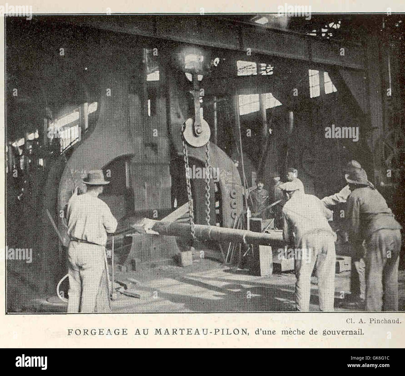 Forgeage Au Marteau Pilon D Une Meche De Gouvernail Stock Photo Alamy