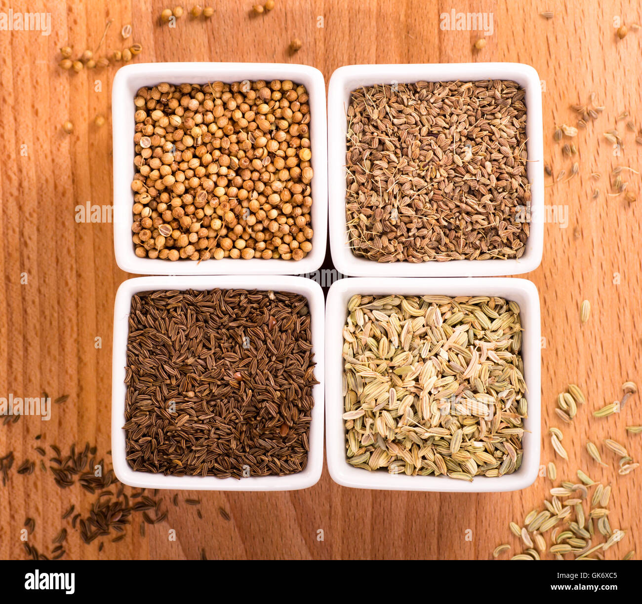 Семена на черном хлебе. Пряности для хлебобулочных изделий. Круглые семена приправа. Пряности для выпечки хлеба. Раздавить специи в.