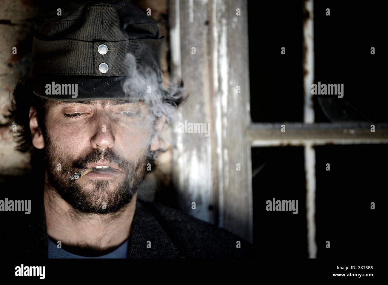 war veteran smokes zigeratte Stock Photo