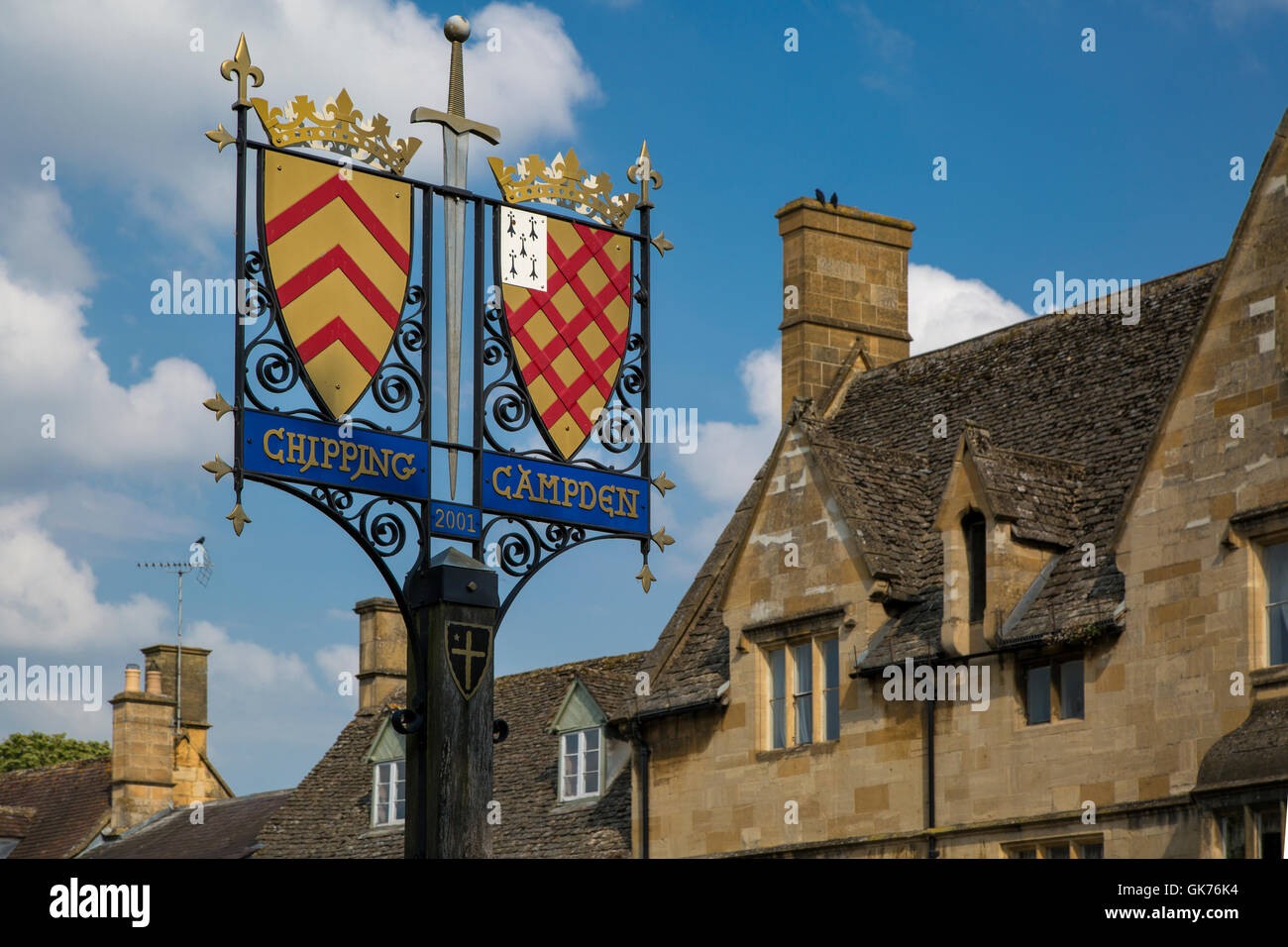 Town Crest sign and buildings of Chipping Campden, the Cotswolds, Gloucestershire, England Stock Photo