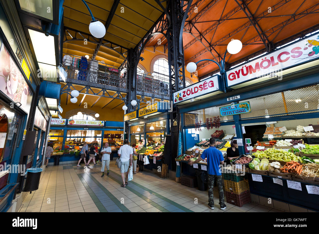 Fruits and vegetables at a farmers market Stock Photo - Alamy