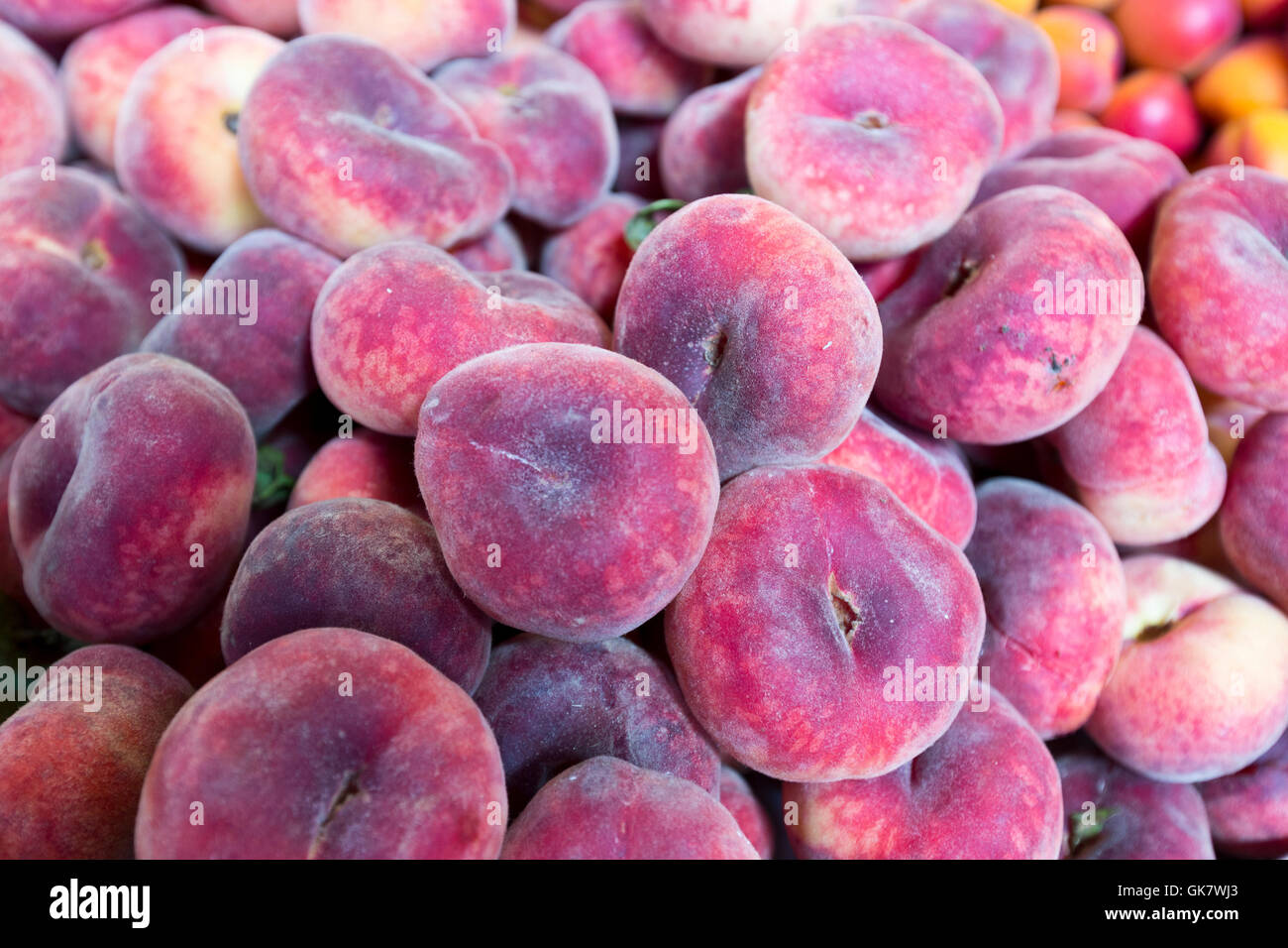 Fruits and vegetables at a farmers market Stock Photo - Alamy