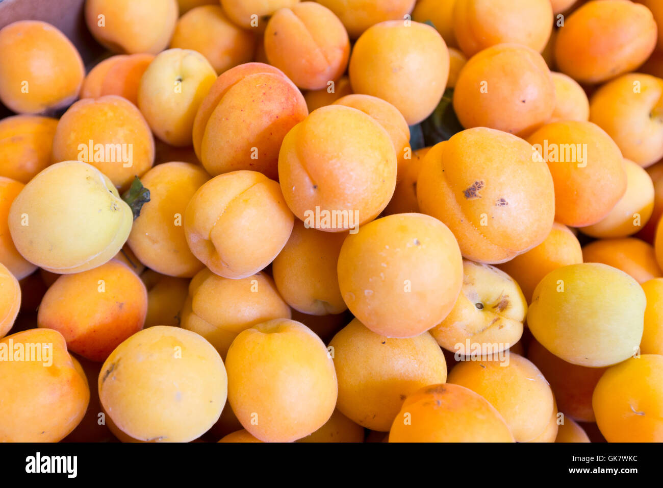 Fruits and vegetables at a farmers market Stock Photo - Alamy