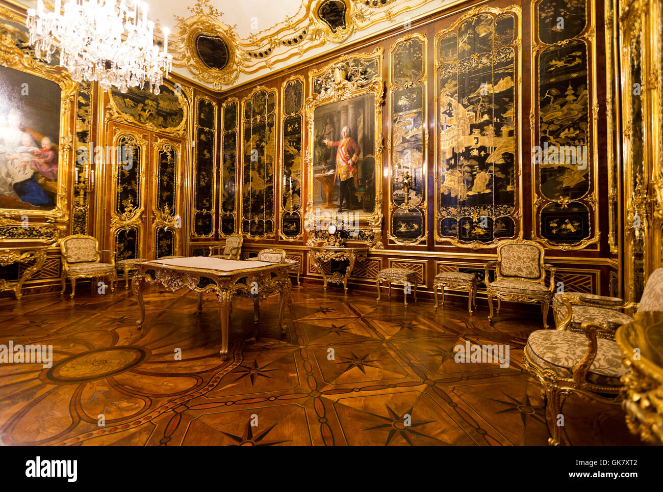 Austria, Schonbrunn Palace in Vienna, which is the former imperial modern living room Rococo summer 1441 in Vienna Stock Photo