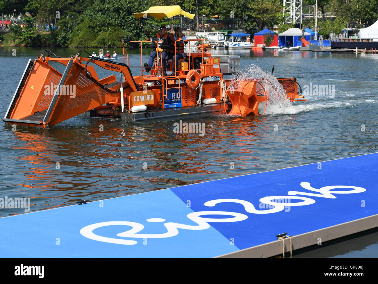 Rio de Janeiro, Brazil. 18th Aug, 2016. A so called Ecoboat of Comlurb (Companhia Municipal de Limpeza Urbana) crosses after the finals of the Canoe Sprint events of the Rio 2016 Olympic Games at Lagoa Stadium in Rio de Janeiro, Brazil, 18 August 2016. Photo: Soeren Stache/dpa/Alamy Live News Stock Photo