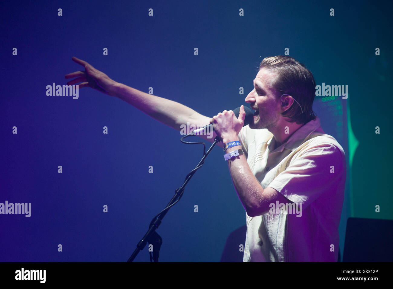 HAYDEN THORPE, WILD BEASTS, CONCERT, 2016: Hayden Thorpe of indie-dance crossover music band Wild Beasts play on The Far Out Stage at Green Man Festival 2016 at the Glanusk Estate in Brecon, Wales, 18 August 2016. Picture: Rob Watkins/Alamy Live News.  INFO: Wild Beasts were an English indie rock band, formed in 2002 in Kendal. They released their first single, 'Brave Bulging Buoyant Clairvoyants', on Bad Sneakers Records in November 2006, and subsequently signed to Domino Records. They released five acclaimed albums before disbanding in 2018. Stock Photo