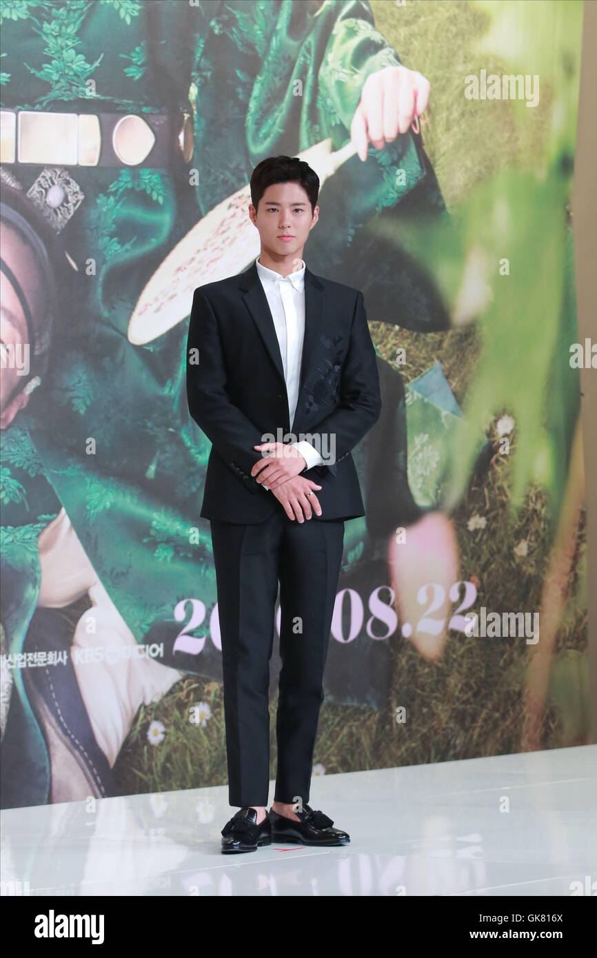 South Korean actress Song Hye-kyo, right, and actor Park Bo-gum attend a  press conference for new TV series Encounter in Seoul, South Korea, 21  Nove Stock Photo - Alamy