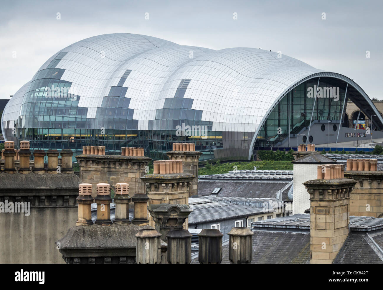 Newcastle upon Tyne, England, UK. 19th Aug, 2016. Weather: View over Newcastle Quayside buildings rooftops from the Tyne bridge towards `The Sage Gateshead` concert hall blending into a slate grey early morning sky ahead of a band of rain sweeping across the UK on Friday. Credit:  Alan Dawson News/Alamy Live News Stock Photo