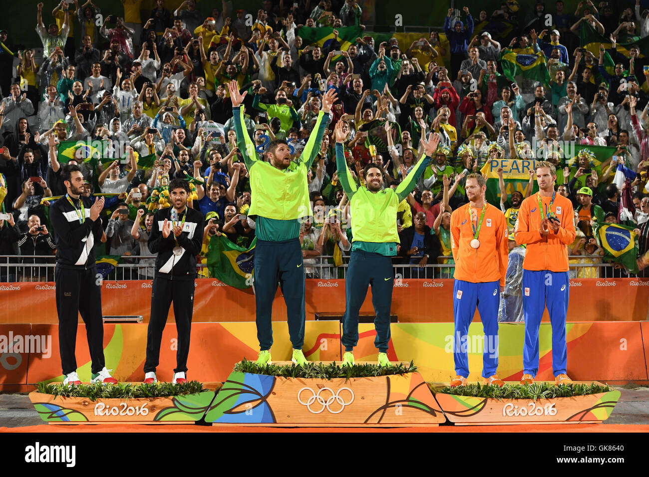 Rio de Janeiro, Brazil. 18th Aug, 2016. (L-R) Silver medalists Paolo Nicolai and Daniele Lupo of Italy, gold medalists Alison Cerutti and Bruno Oscar Schmidt of Brazil, and bronze medalists Alexander Brouwer and Robert Meeuwsen of the Netherlands stand on the podium for the Men's Beach Volleyball event during the Rio 2016 Olympic Games at Beach Volleyball Arena Copacabana in Rio de Janeiro, Brazil, 18 August 2016. Photo: Sebastian Kahnert/dpa/Alamy Live News Stock Photo