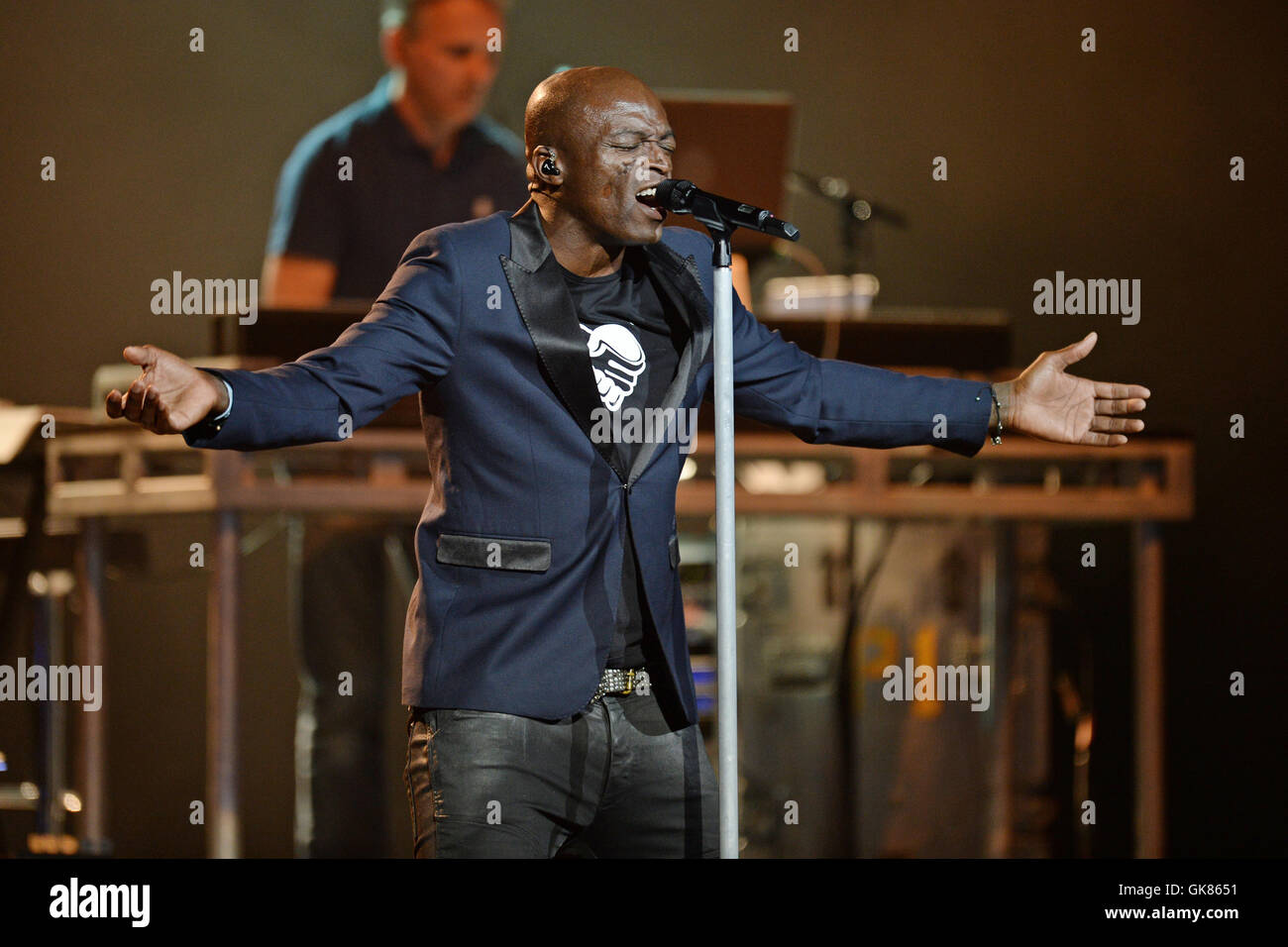 Page 7 - Seal Singer High Resolution Stock Photography and Images - Alamy