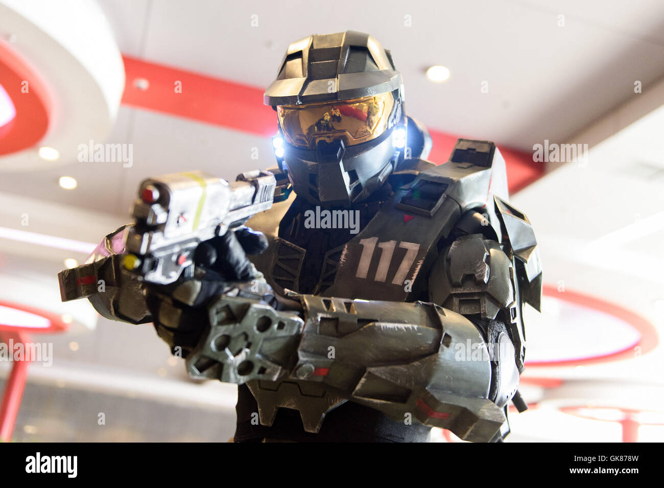 Chicago, Illinois, USA. 18th August 2016. A cosplayer dressed as Master Chief from the 'Halo' video game series attends the Wizard World Chicago Comic Con at Donald E. Stephens Convention Center in Rosemont, IL. Credit:  Daniel Boczarski/Alamy Live News Stock Photo
