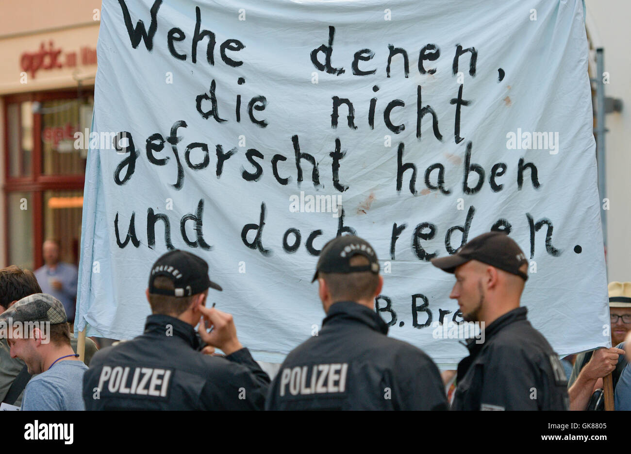 Schwerin, Germany. 19th Aug, 2016. People have gathered in a counter demonstration againstr Attendants to the far-right Alternative for Germany (AfD) party election rally, they are holding a banner that reads 'Wehe denen, die nicht geforscht haben und doch reden.' (lt. 'Woe to those who have not researched yet talk' at the Marktplatz in Schwerin, Germany, 19 August 2016. The state elections in Mecklenburg-Western Pomerania will be held on 04 September 2016. Photo: AXEL HEIMKEN/dpa/Alamy Live News Stock Photo