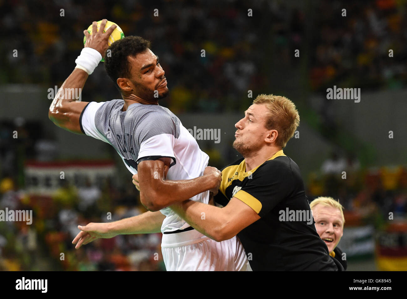 Rio de Janeiro, Brazil. 19th August, 2016. Adrien Dipanda (FRA) and Julius KUHN (GER) in the match France vs Germany Handball during the Rio 2016 Olympics held in the arena of the future. NOT AVAILABLE FOR LICENSING IN CHINA (Photo: Celso Pupo/Fotoarena) Credit:  Foto Arena LTDA/Alamy Live News Stock Photo