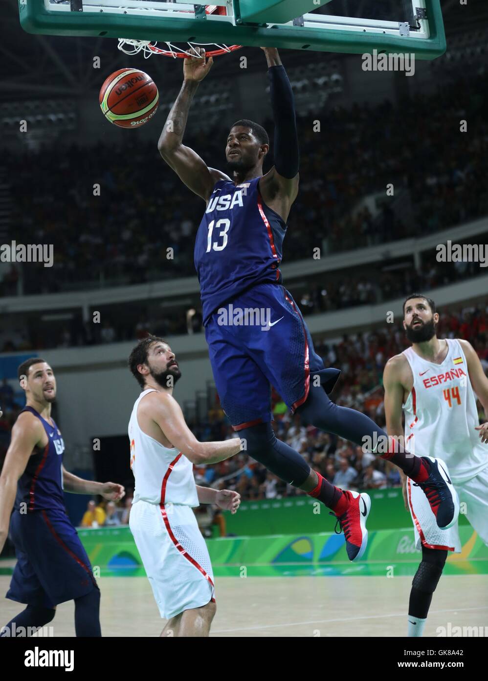 Rio De Janeiro, Brazil. 19th Aug, 2016. Paul George (top) of the United States competes during the men's basketball semifinal between the United States and Spain at the 2016 Rio Olympic Games in Rio de Janeiro, Brazil, on Aug. 19, 2016. The United States beat Spain with 82:76. Credit:  Meng Yongmin/Xinhua/Alamy Live News Stock Photo