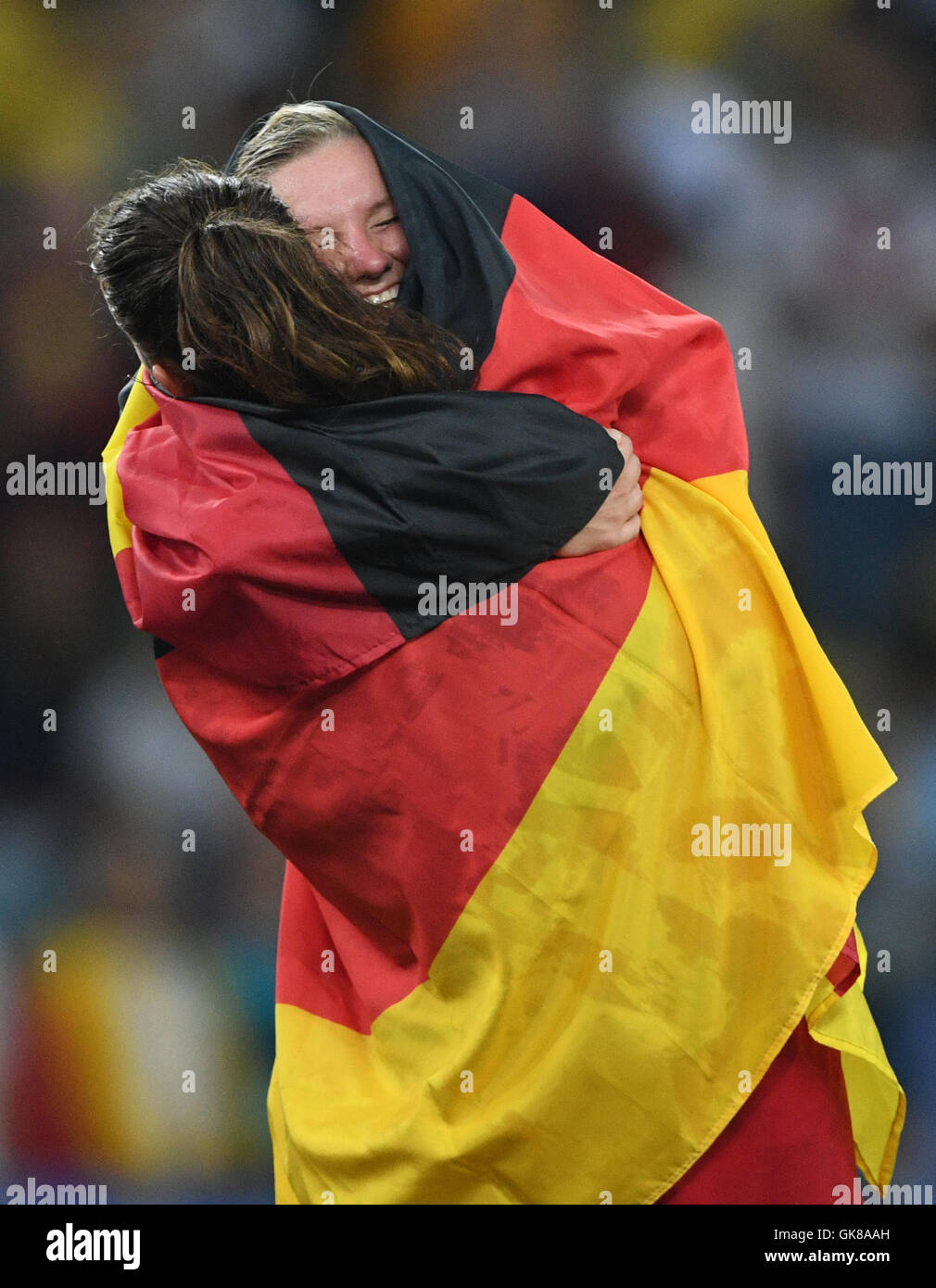 Rio de Janeiro, Brazil. 19th Aug, 2016. Alexandra Popp (R) of Germany celebrate after winning the Women's soccer Gold Medal Match between Sweden and Germany during the Rio 2016 Olympic Games at the Maracana in Rio de Janeiro, Brazil, 19 August 2016. Photo: Soeren Stache/dpa/Alamy Live News Stock Photo