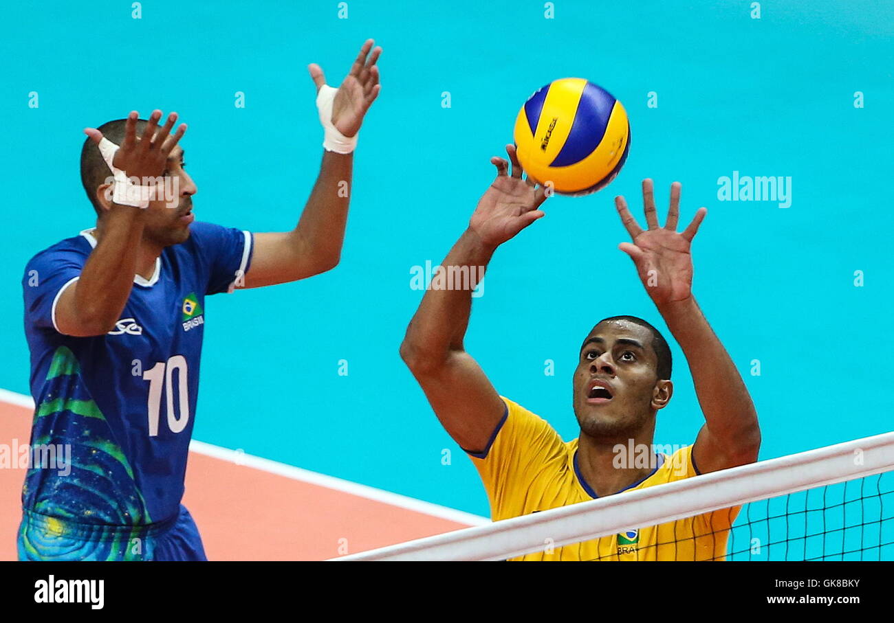 Rio De Janeiro, Brazil. 19th Aug, 2016. Brazil's Sergio Santos (L) and  Ricardo Lucarelli Souza in the men's semifinal volleyball match against  Russia at the 2016 Summer Olympic Games, at Maracanazinho. Credit: